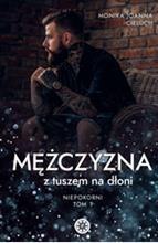 Mężczyzna z tuszem na dłoni Mężczyzna z tuszem na dłoni
